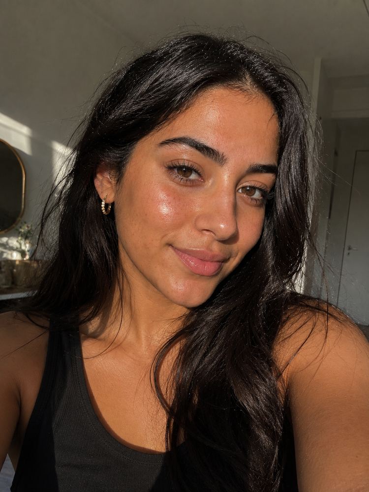 Klant zonder make-up in daglicht
