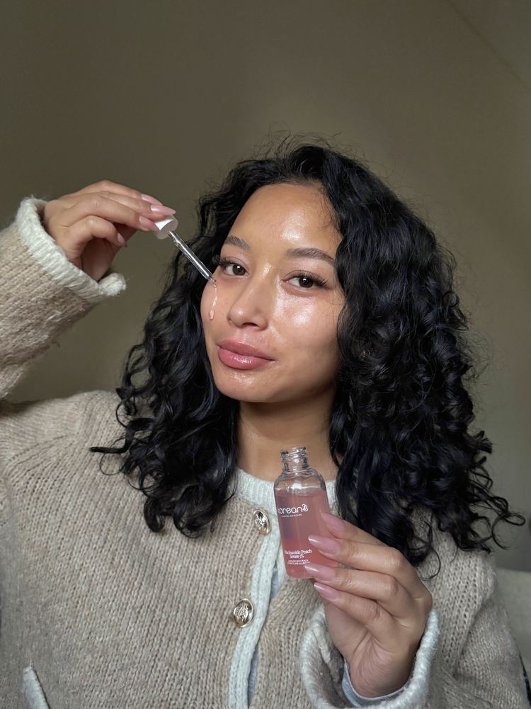 Klant brengt het Niacinamide Peach Serum aan